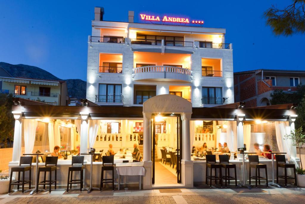 图彻皮Hotel Villa Andrea的一间晚上在大楼前的餐厅