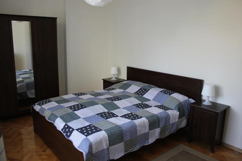 索非亚IMG Apartment的一间卧室配有一张带 ⁇ 子毯子的床
