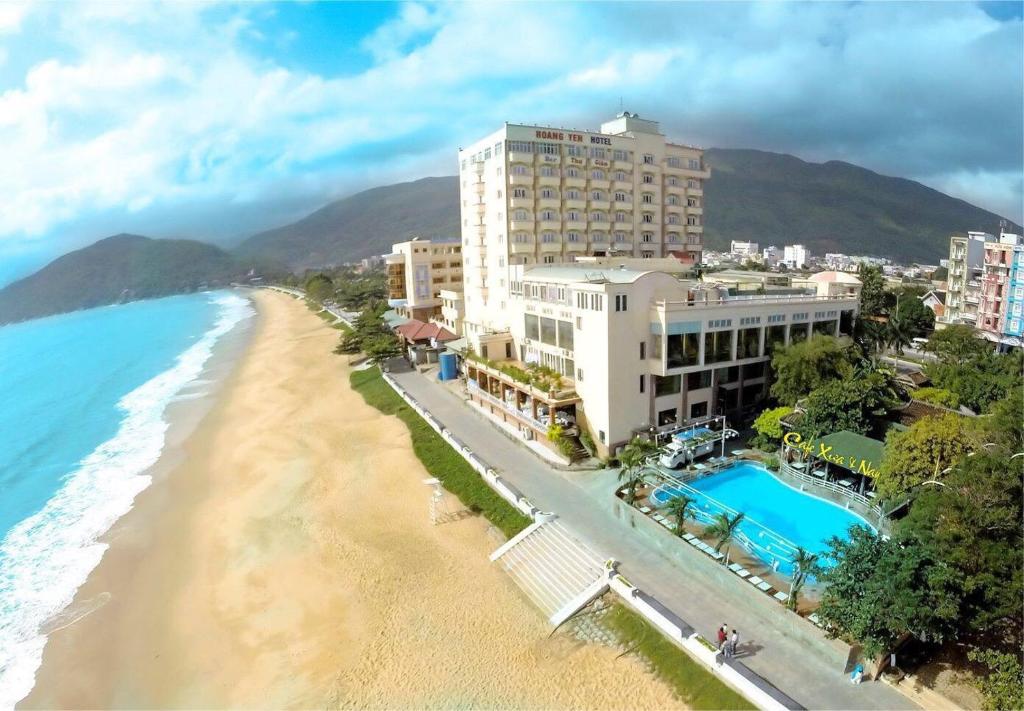归仁晃元酒店的享有海滩的空中景色,设有建筑和海洋