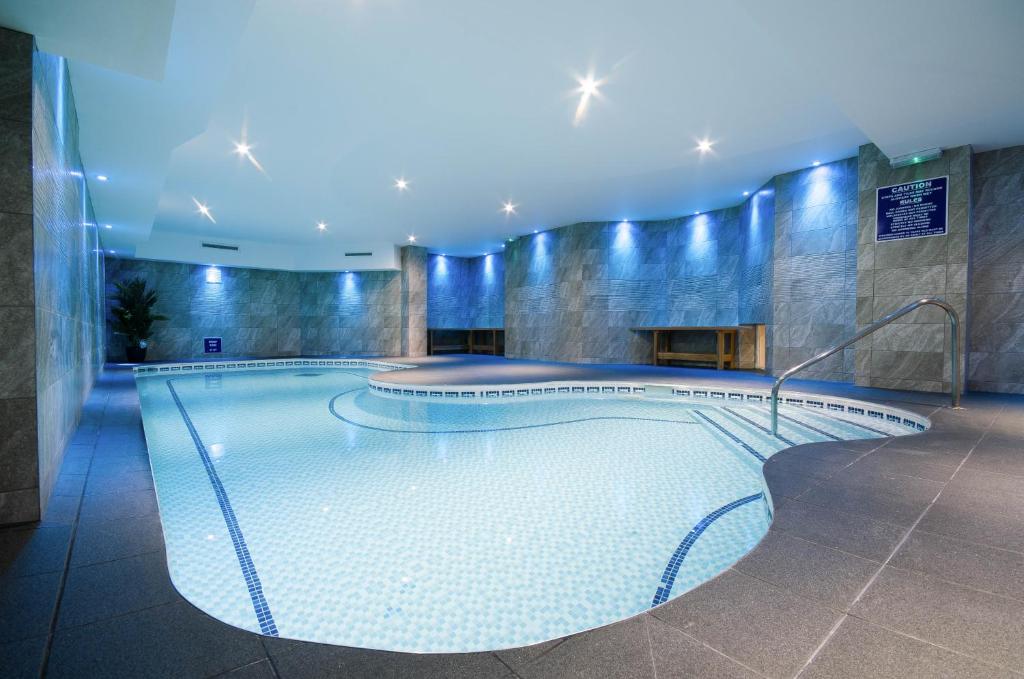 伯恩茅斯杜丽酒店的大楼内的大型游泳池