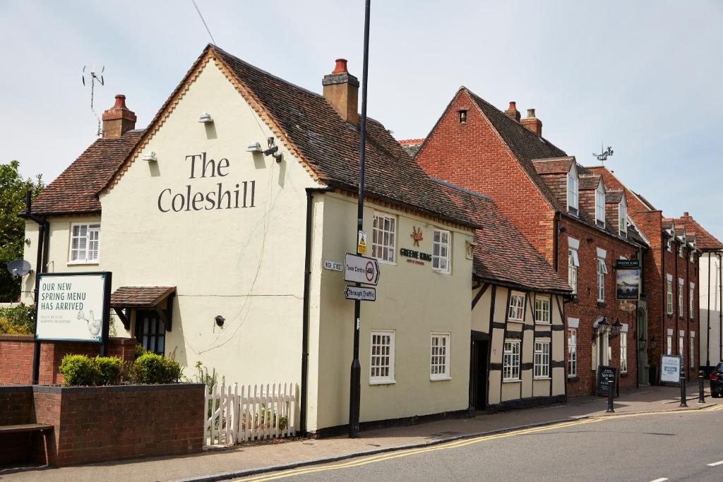 科尔斯希尔The Coleshill by Greene King Inns的街道边的白色建筑