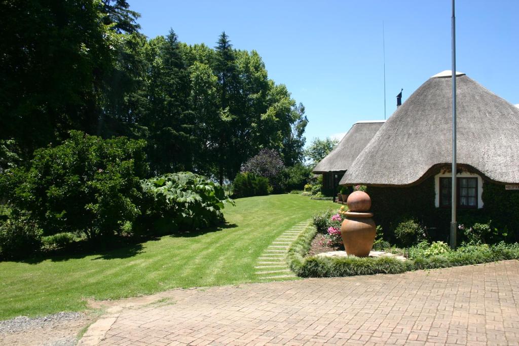 诺丁汉路Little Milton的茅草屋顶和院子的房子