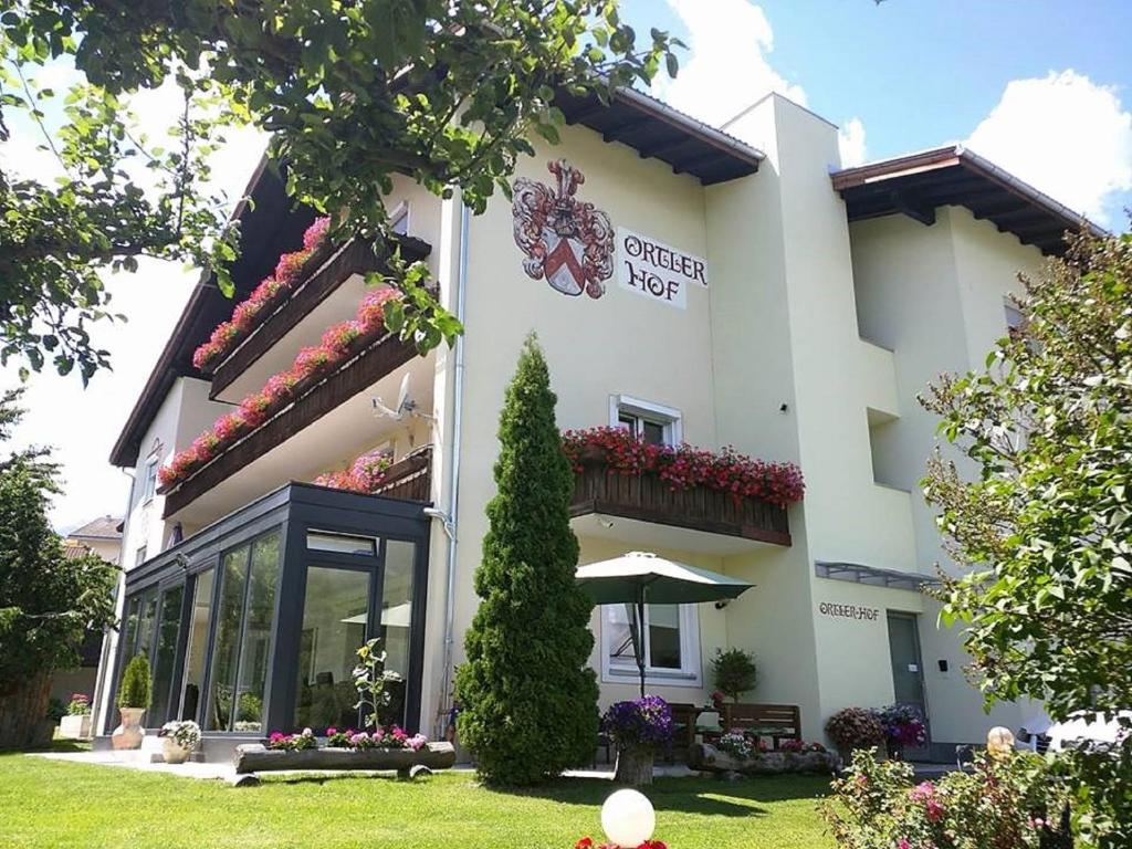 普拉托·阿罗·斯泰尔维奥奥尔特勒霍夫公寓酒店的一边有标志的酒店