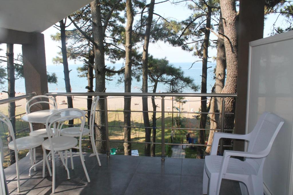 格里戈莱蒂Mana-Mana的阳台配有白色椅子,享有海景。
