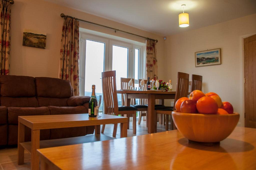 斯特拉班Finn Cottage的客厅,桌子上放着一碗水果