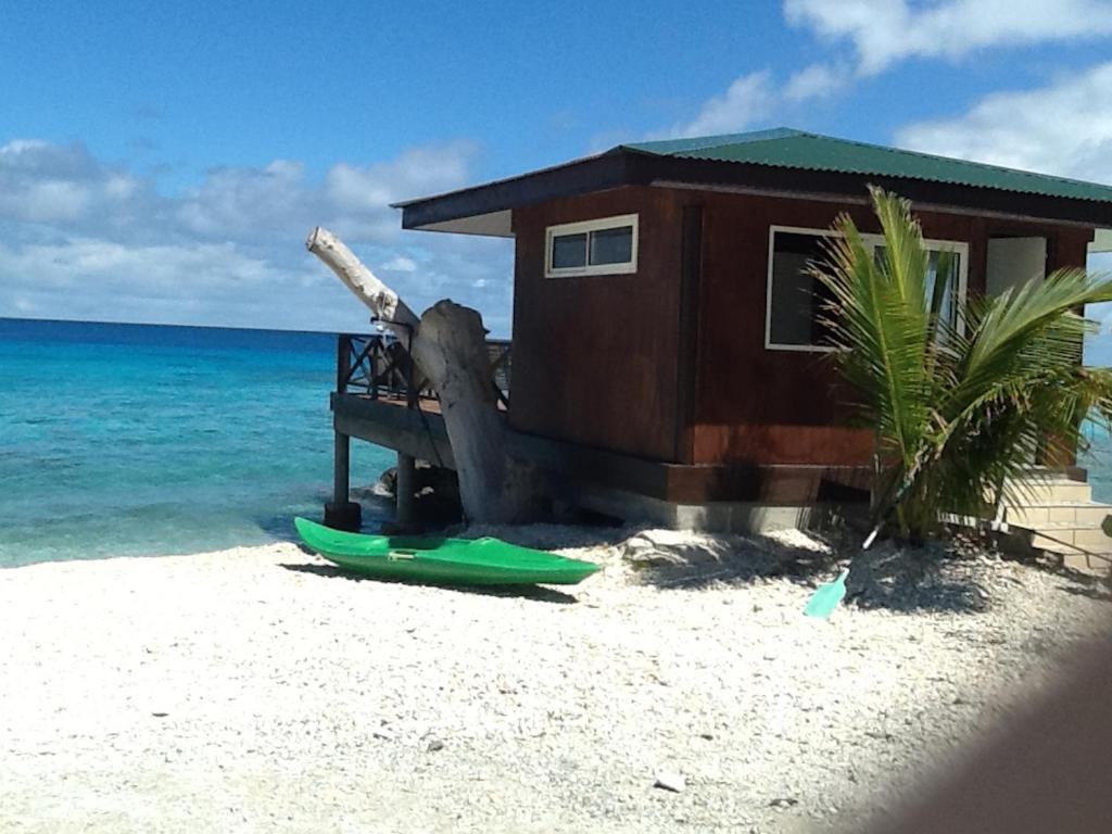 阿瓦托鲁Pension Turiroa " Chez Olga"的海滩上的房子,海滩上设有冲浪板