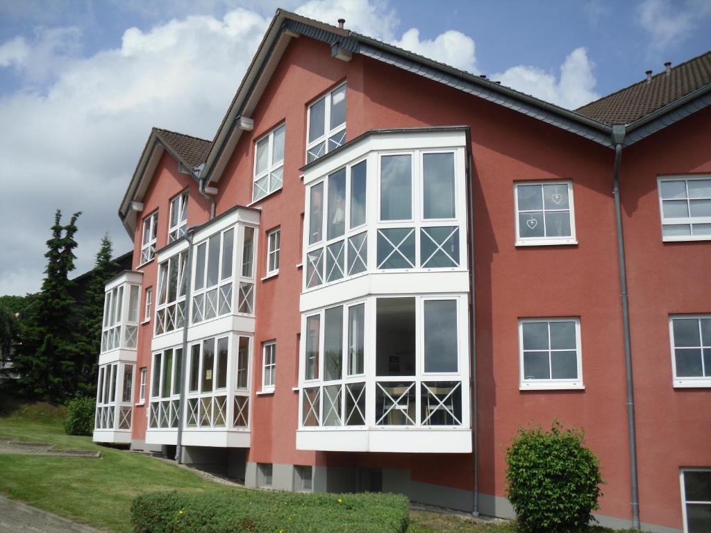 布劳恩拉格松嫩沙因公寓的享有红色建筑的外部景色,设有白色窗户