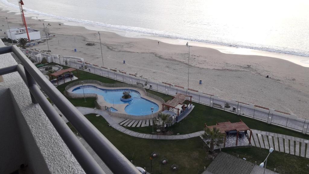 科金博Departamento en Playa La Herradura的海滩旁游泳池的顶部景色