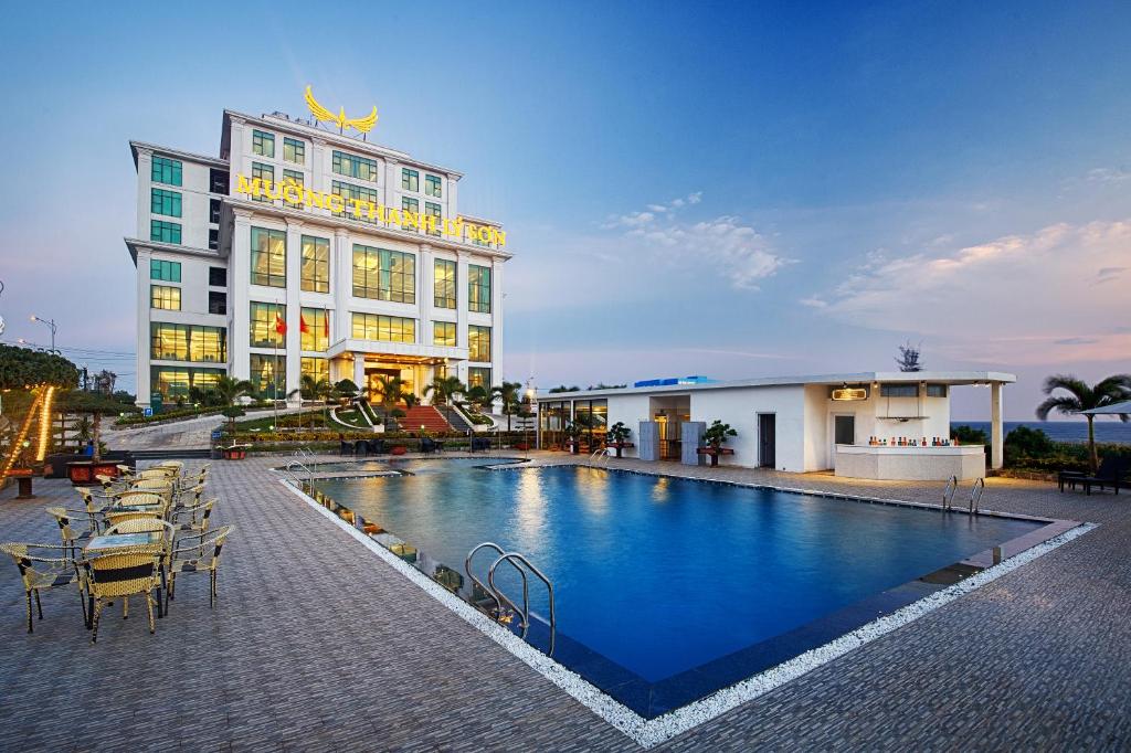 惹岛利桑姆翁谭度假屋的大楼前设有游泳池的酒店