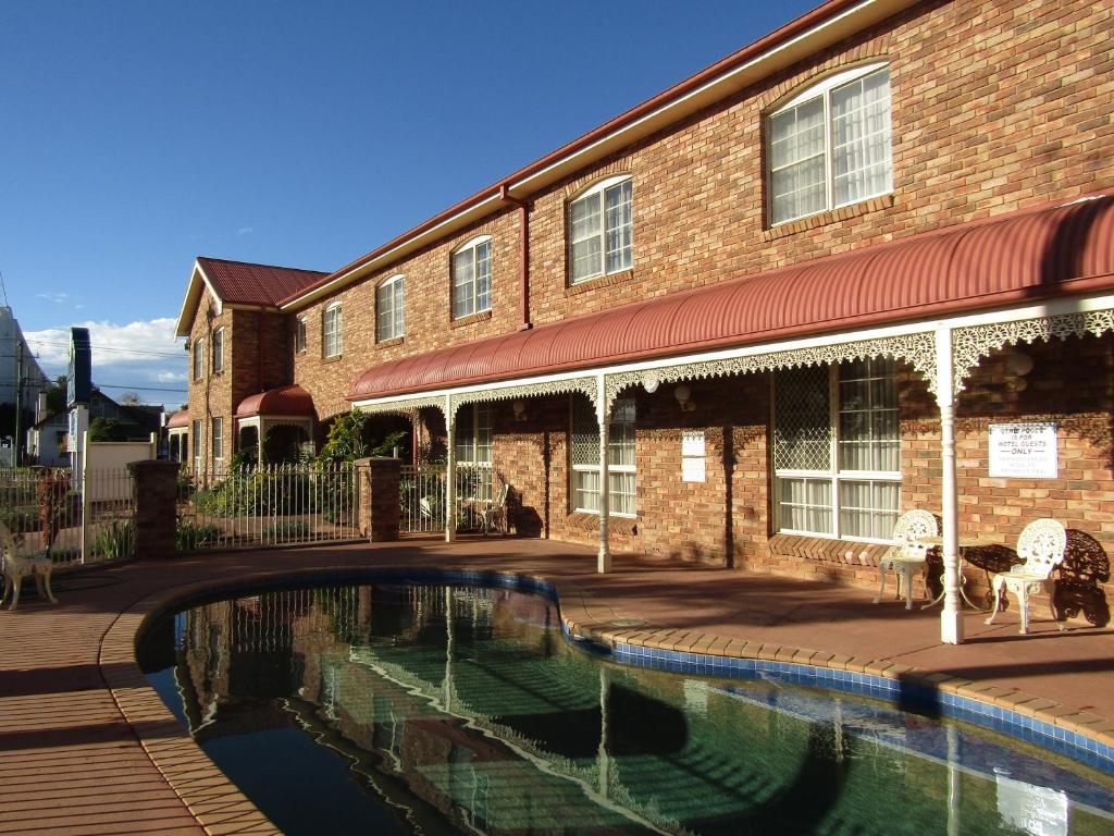 达博澳大利亚遗产汽车酒店的砖楼前的游泳池