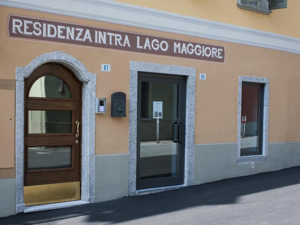 韦尔巴尼亚Residenza Intra Lago Maggiore的一座有门和标志的建筑