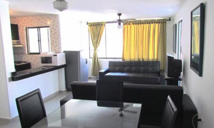 圣玛尔塔Apartamento Rodadero的带沙发和玻璃桌的客厅