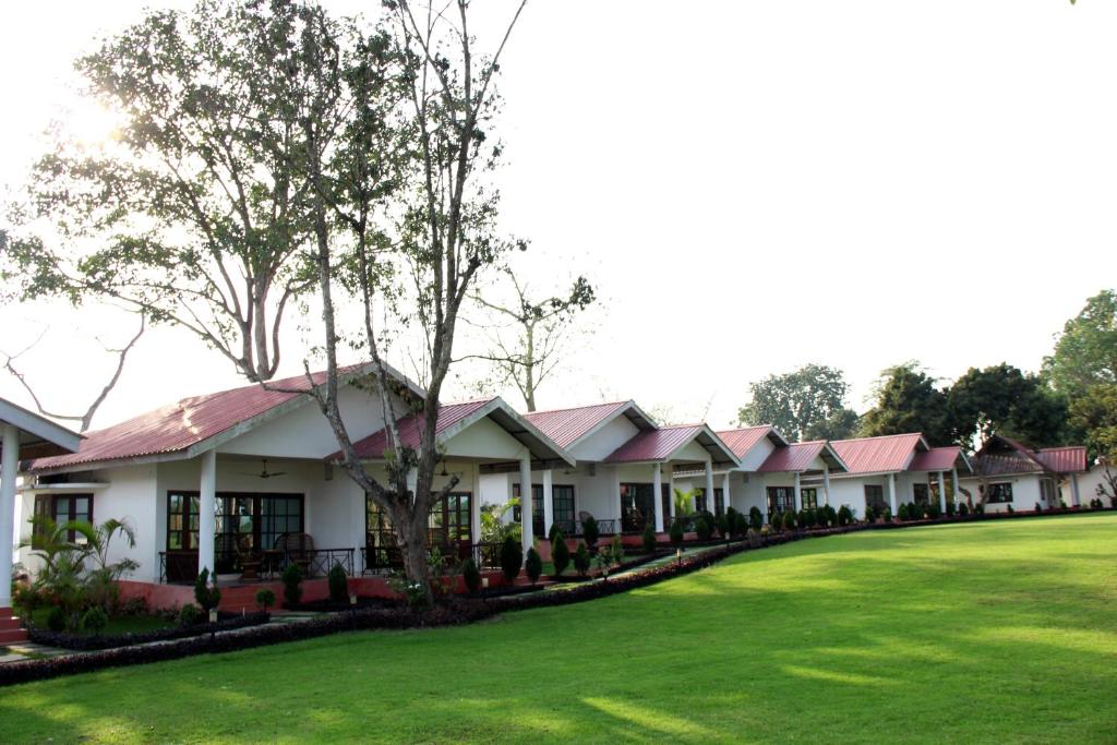 焦尔哈德Kaziranga Golf Resort的前景一排草屋