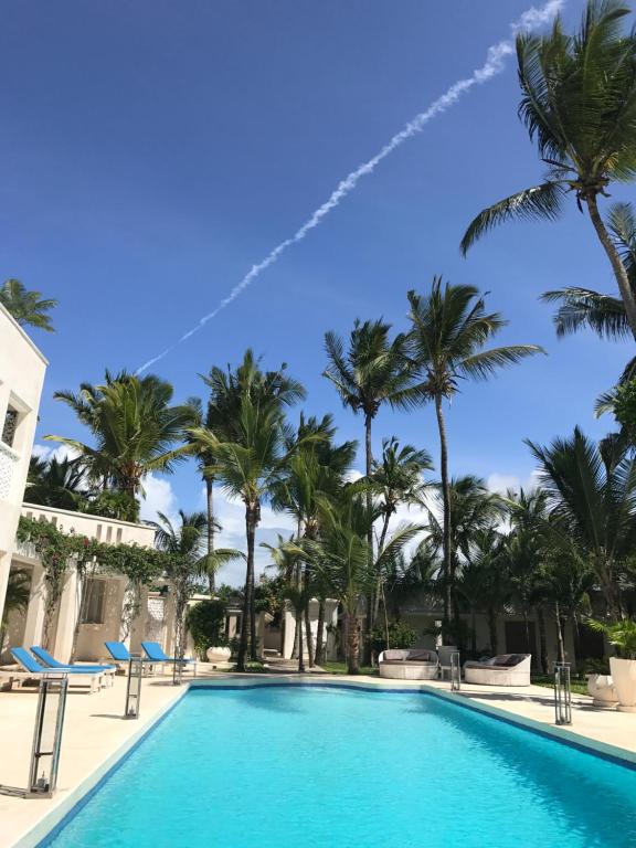 迪亚尼海滩The Villa Luxury Suites Hotel的棕榈树度假村的游泳池