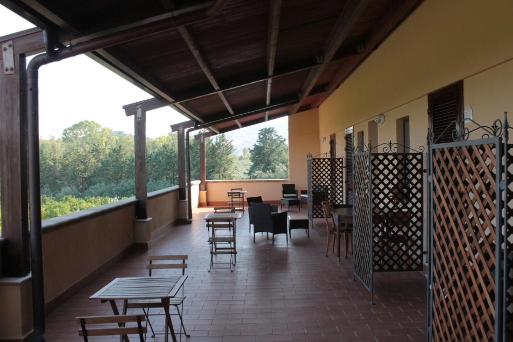 MiglionicoAgriturismo L'Assiolo的一间带桌椅的餐厅和庭院