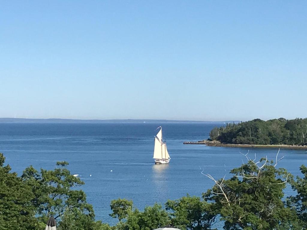 罗克波特湾畔汽车旅馆的一艘大水面上的帆船