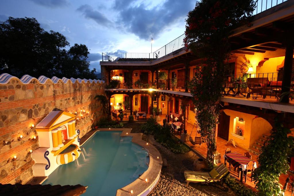 危地马拉安地瓜帕拉西多纳比特丽斯酒店的享有带游泳池的大楼的顶部景致