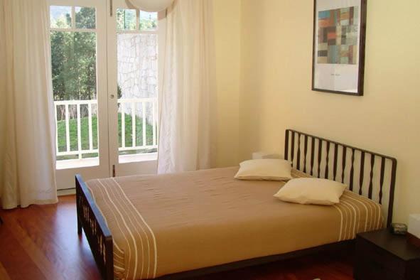 维拉·诺瓦·达·塞尔维尔米尼里亚斯农家乐的卧室内的一张床铺,设有大窗户