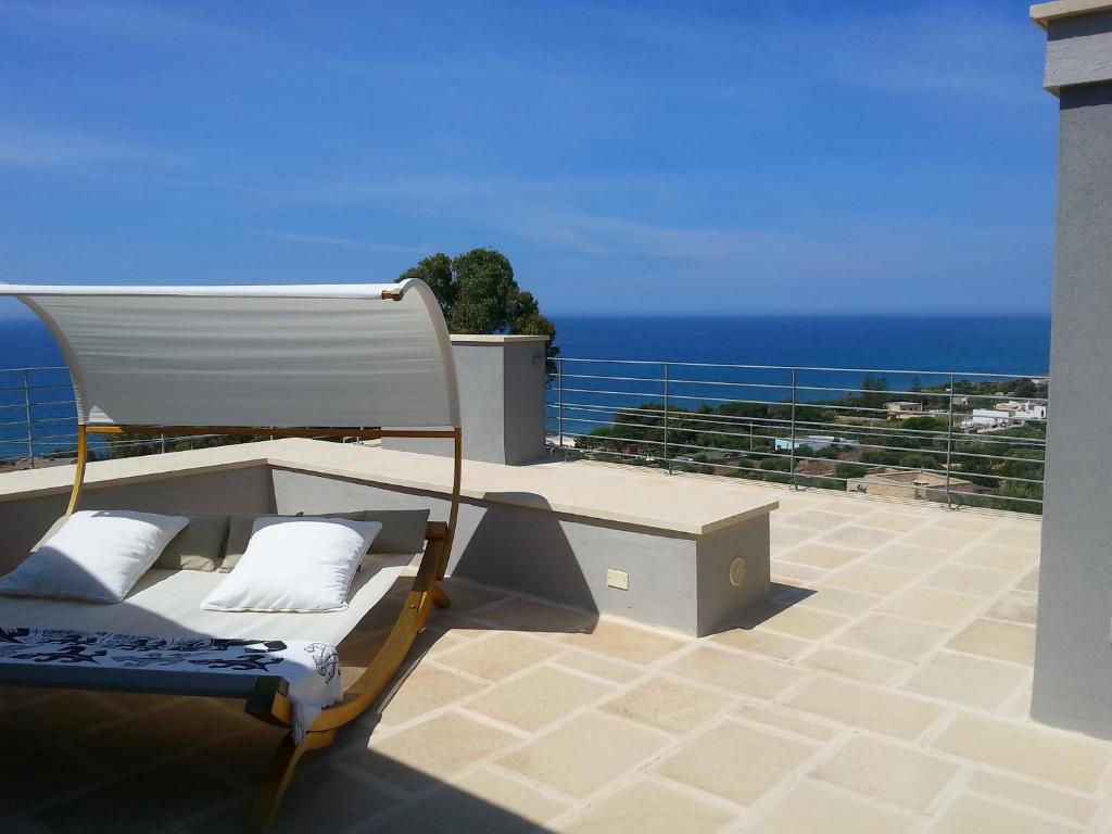 莫尔恰诺迪莱乌卡Villa Cà del Mar的海景阳台上的椅子