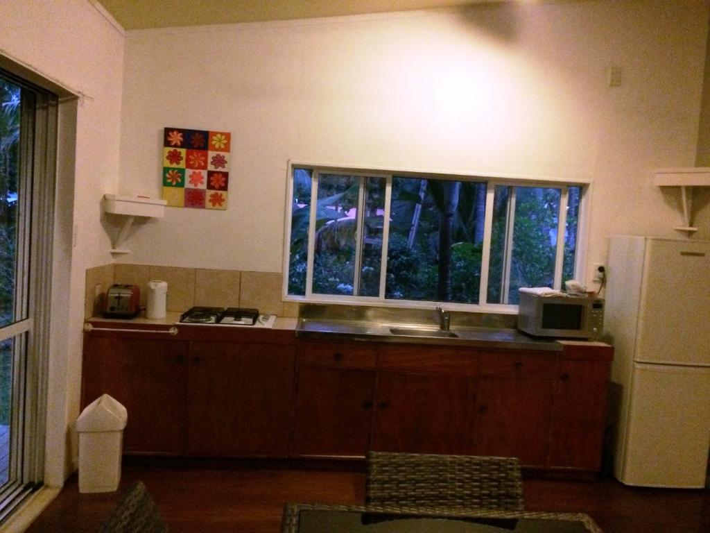 拉罗汤加莱那假日公寓的厨房设有水槽和窗户。