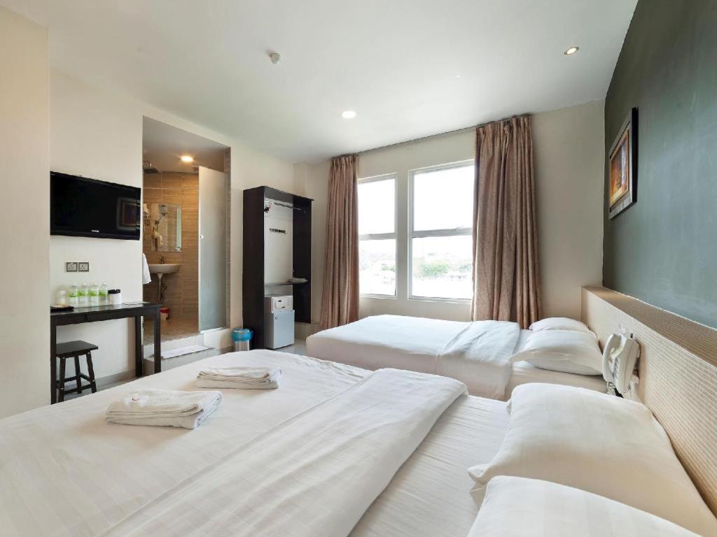 八打灵再也一号大道酒店的酒店客房设有两张床和窗户。