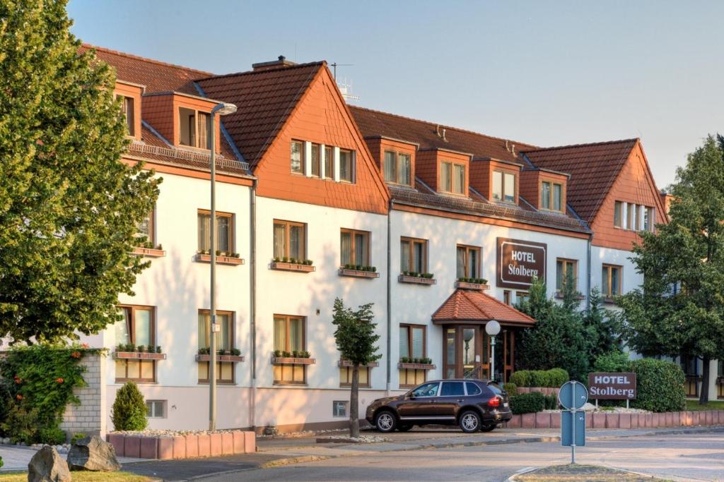 威斯巴登斯托尔贝格酒店的前面有停车位的建筑