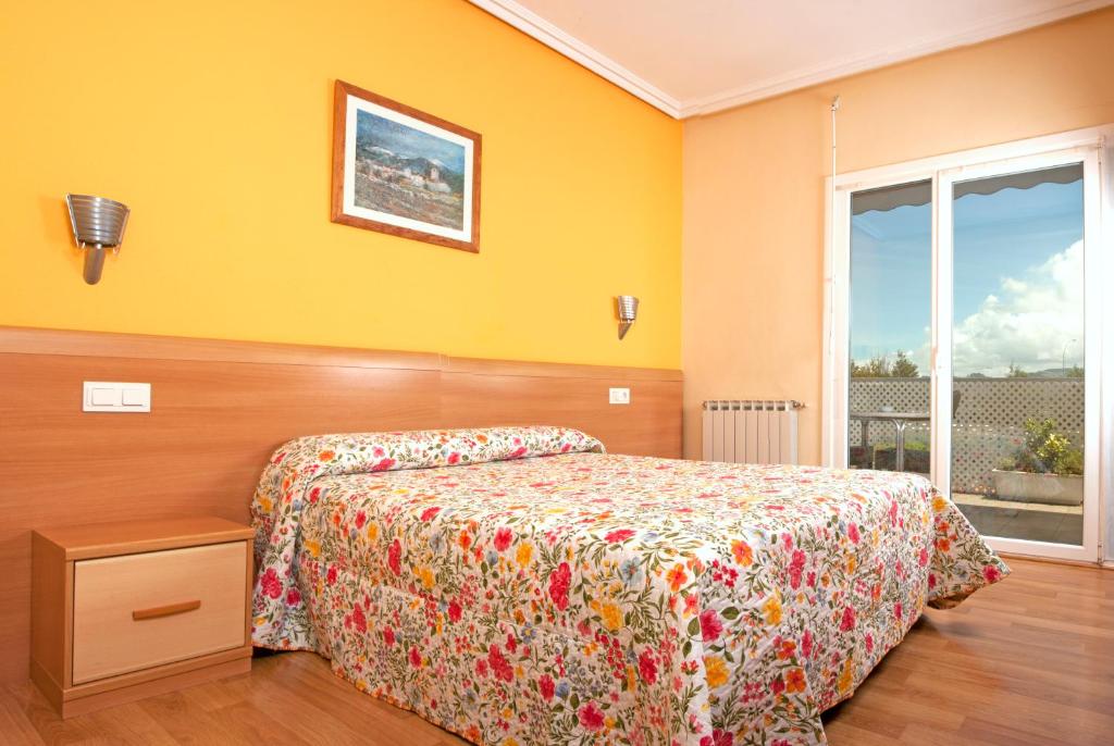 伊伦欧罗巴膳食公寓酒店的一间卧室设有一张床和一个窗口
