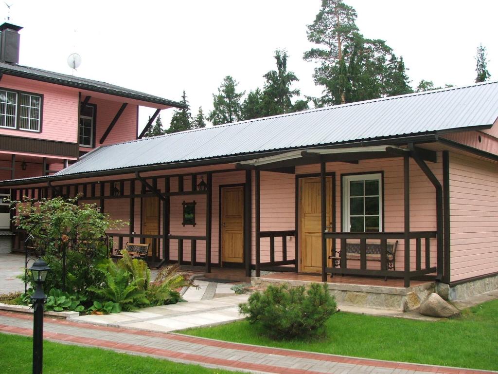 纳尔瓦约埃苏瓦伦蒂娜帕思奈特酒店的一间金属屋顶的小房子