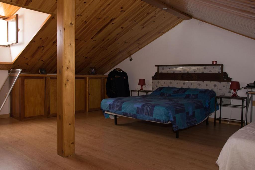 加拉奇科Casa en Garachico的阁楼卧室配有床