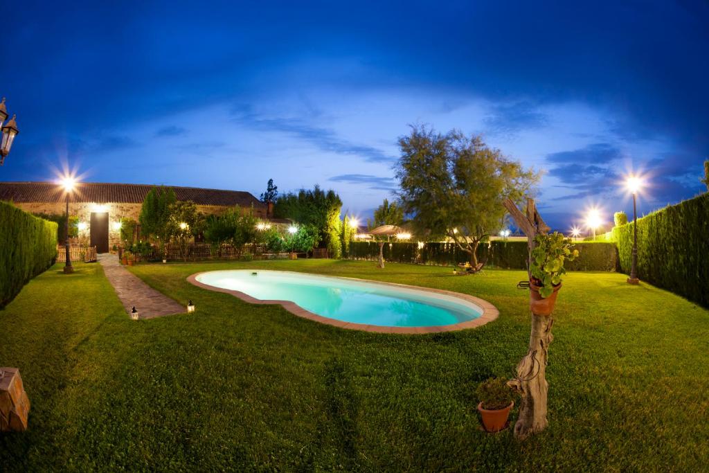 利纳雷斯Finca El Cotillo的夜间在院子里的游泳池