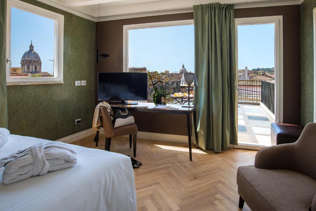 罗马达马索酒店的酒店客房配有一张床和一张带电脑的书桌