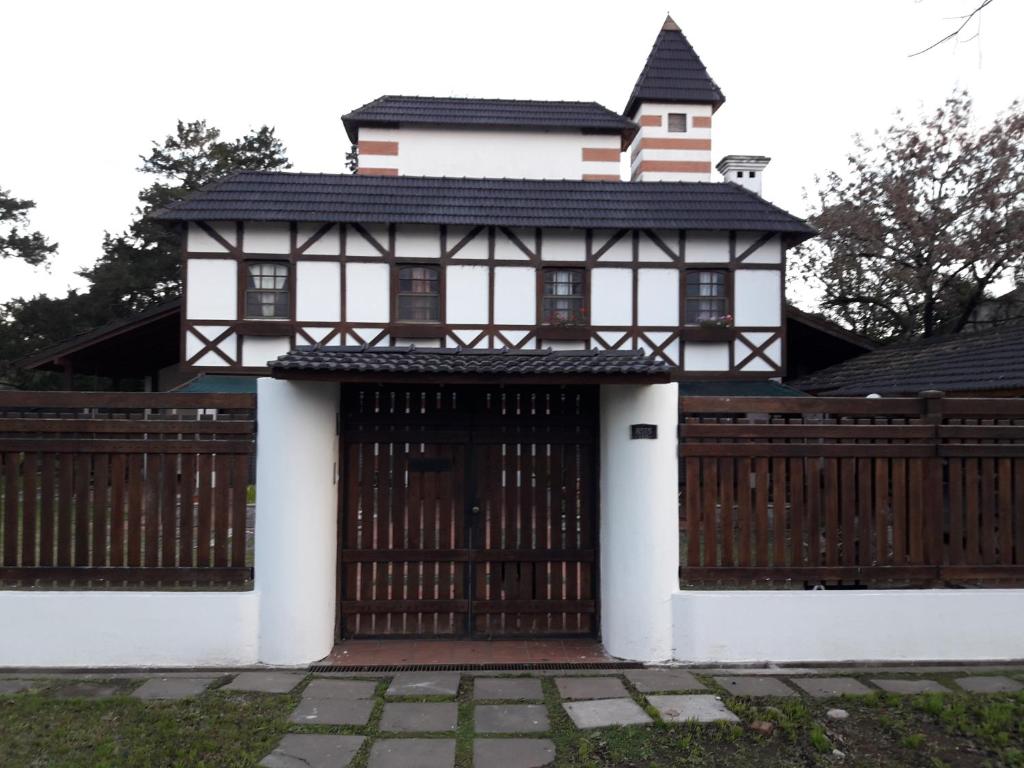 罗萨里奥Chalet de las Tejas的黑白房子,设有木门