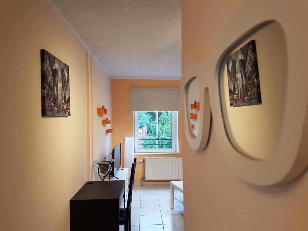 列日Studio Filo的一间设有走廊的客房,墙上设有镜子
