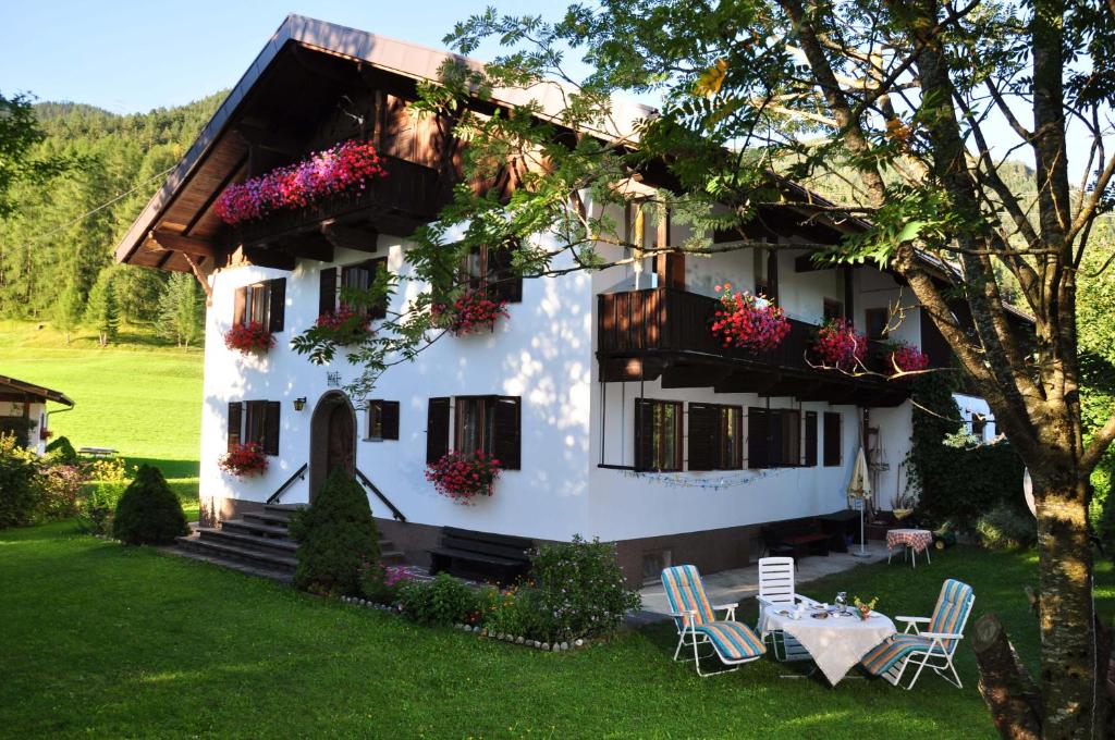 奥布施泰希豪斯特尔纳酒店的院子里的白色房子,配有桌椅