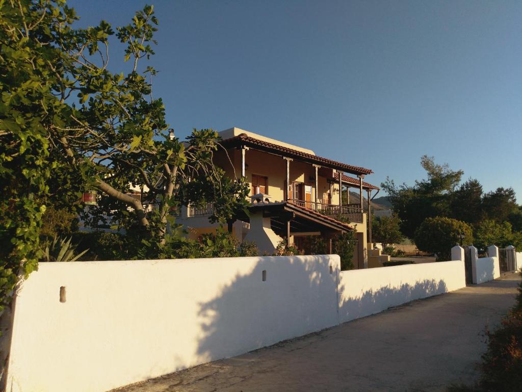 索瓦拉Explore Aegina Island的白色围栏后面的房子
