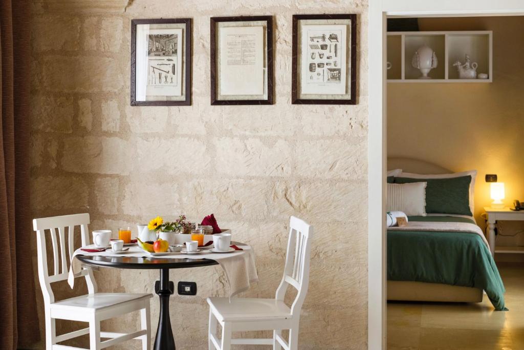 马利耶科尔特迪法兰切西酒店的一间带桌椅和一张床的用餐室