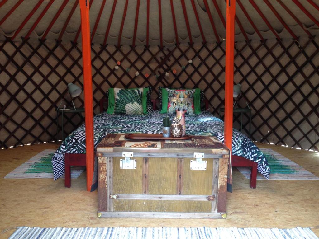 卡尔塔马法哈拉庄园露营地的圆顶帐篷内的一张床位,配有木桌