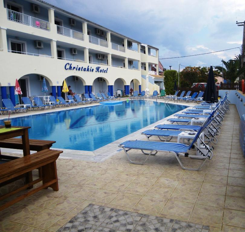 斯达林Christakis的一个带躺椅的大型游泳池和一间酒店