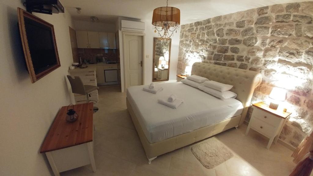 帕里斯特Bella Vista Zmukic的一间卧室设有一张大床和石墙