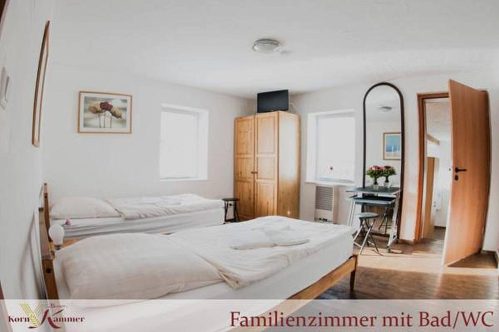 WeilerbachBauer Schmidt Weilerbach Bauer`s Budget-Hotel的一间卧室配有两张床和镜子