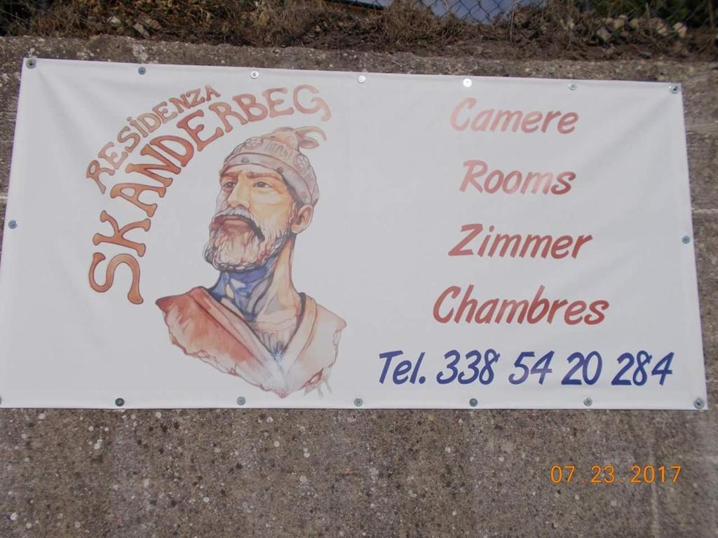 蒙特齐尔佛奈Residenza Skanderbeg的人行道边的标志,上面有一个人