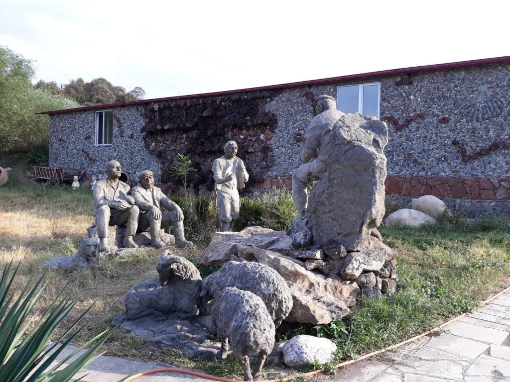伊杰万Hotel Skazka的一群人和羊的雕像
