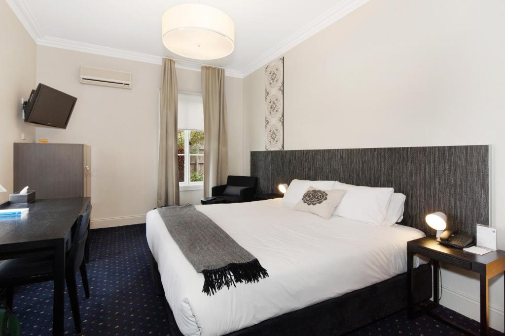 巴拉腊特疏芬山酒店的配有一张床和一张书桌的酒店客房
