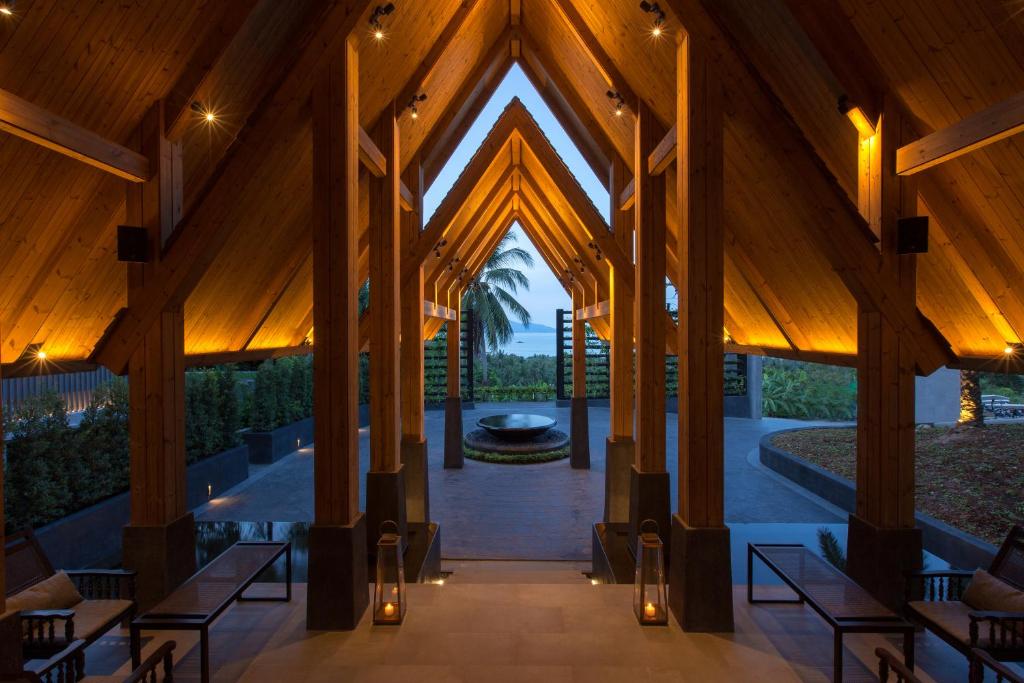 湄南海滩Mantra Samui Resort - Adults Only的享有带木制天花板的建筑内部景致。