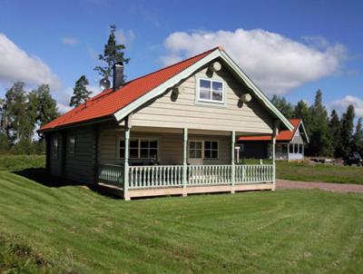Hedemora伦波斯图哥度假屋的田野上带红色屋顶的小房子