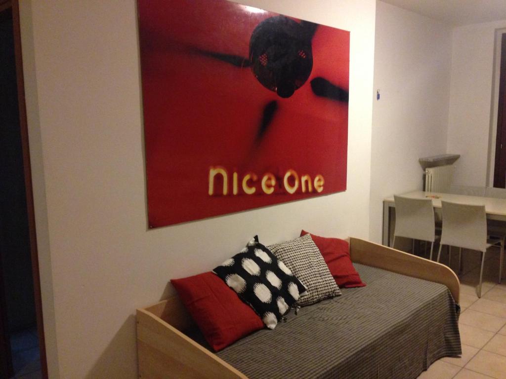 帕维亚Mood - Nice One的墙上挂着绘画的沙发