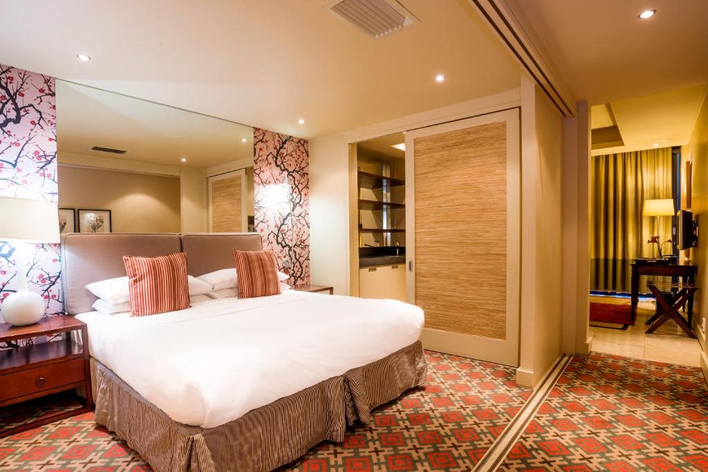 德班Royal Palm Hotel的一间卧室,卧室内配有一张大床