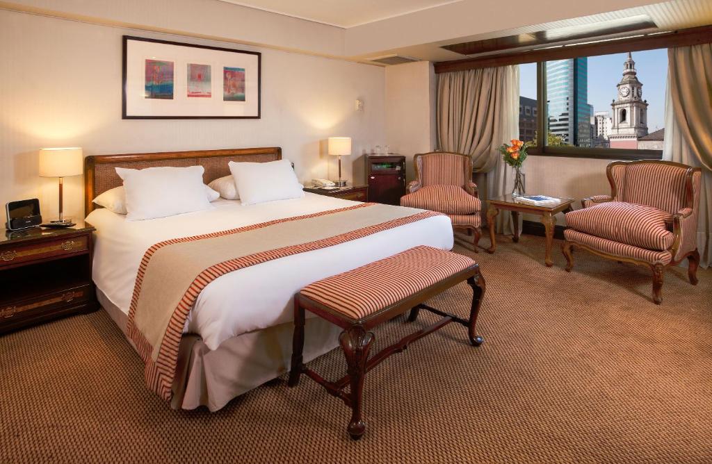 圣地亚哥三藩市广场酒店的酒店客房带一张大床和一把椅子