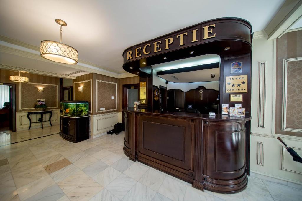 阿拉德贝斯特韦斯特中心酒店的酒店大堂设有沉淀标志和鱼缸
