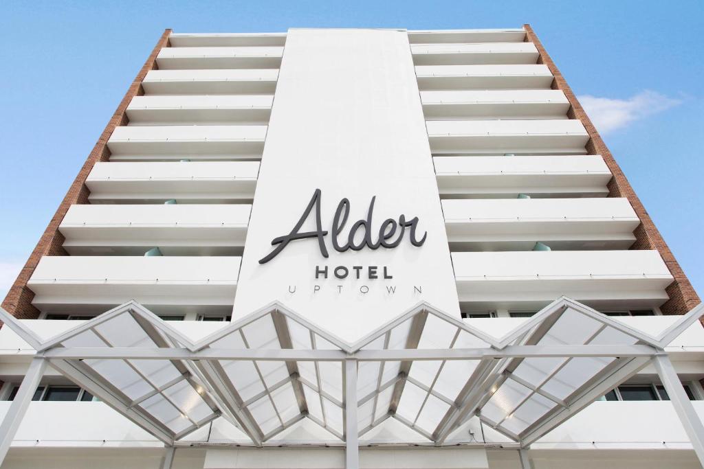 新奥尔良Alder Hotel Uptown New Orleans的一座有抗过敏酒店标志的建筑